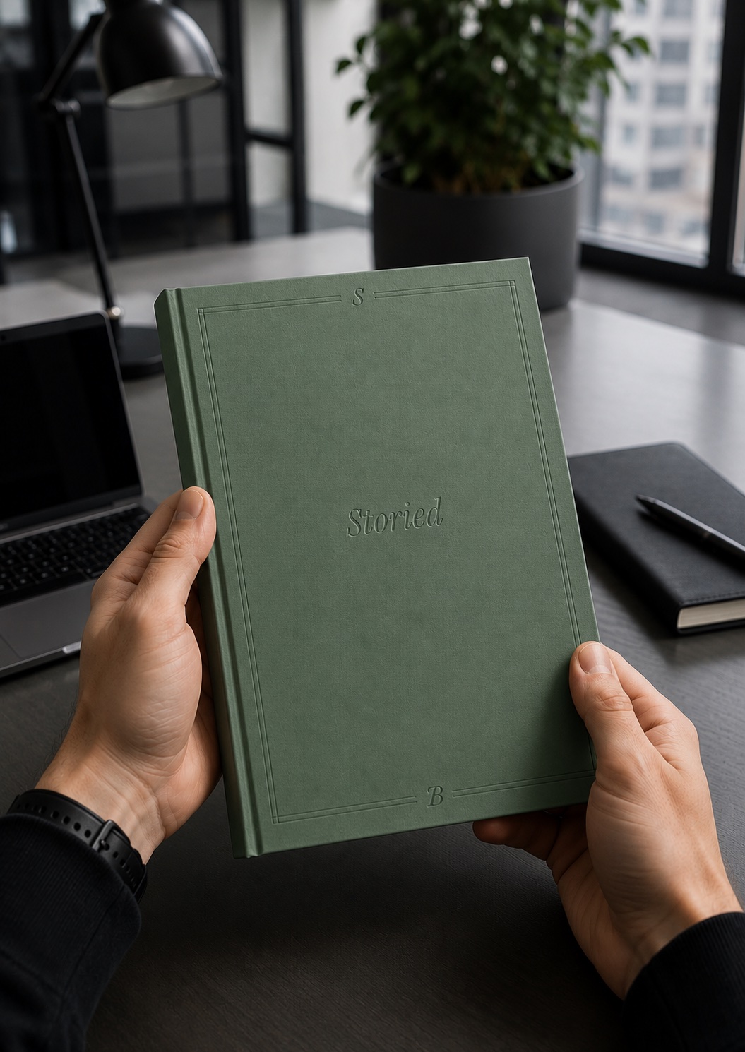 Зелена книга Storied у руках