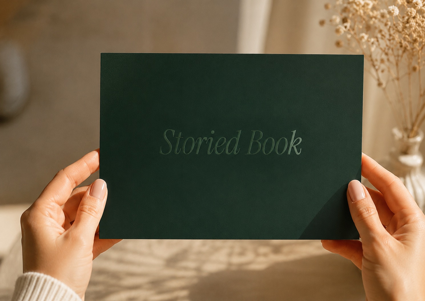 Конверт Storied Book у руках